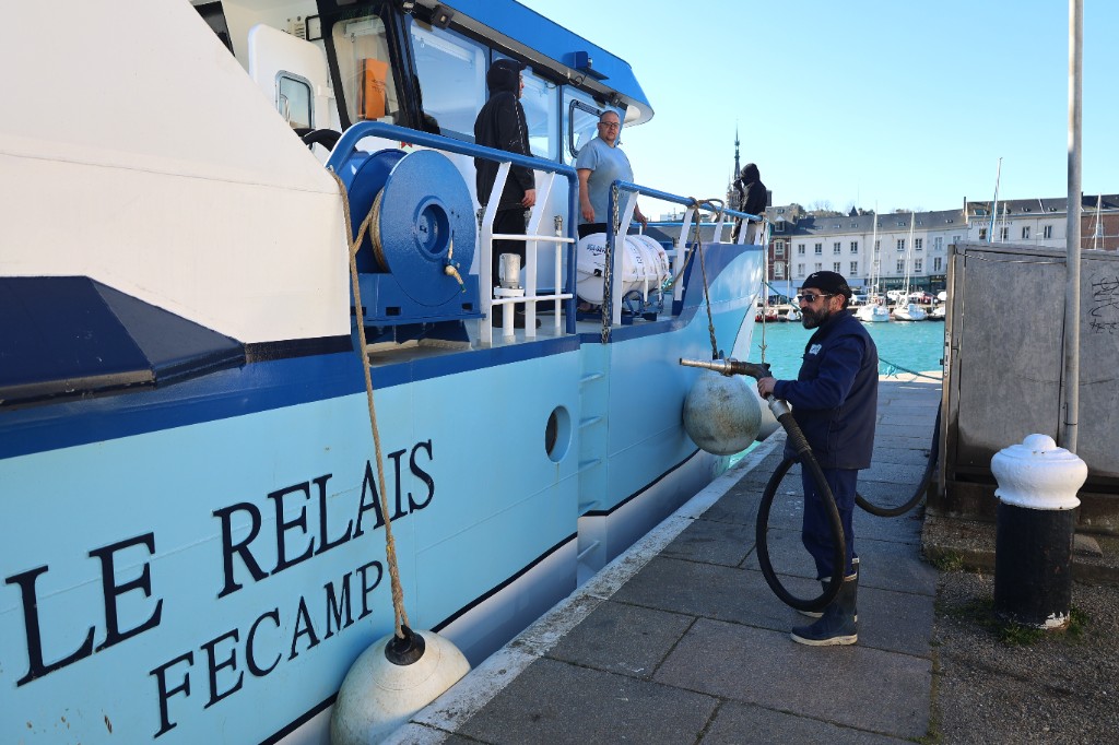 Avitaillement en gazole d'un bateau de pêche au port